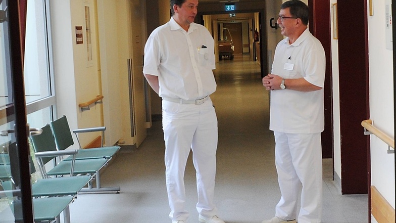 Alex Reimer (links) und Andreas Dusold sind Fachärzte und Spezialisten in der Klinik für Allgemein- und Viszeralchirurgie in Weißwasser.