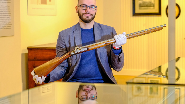 Robert Rösler, der Leiter des Heimatmuseums Radeburg, mit einer der historischen Waffen aus der Sammlung des Museums.