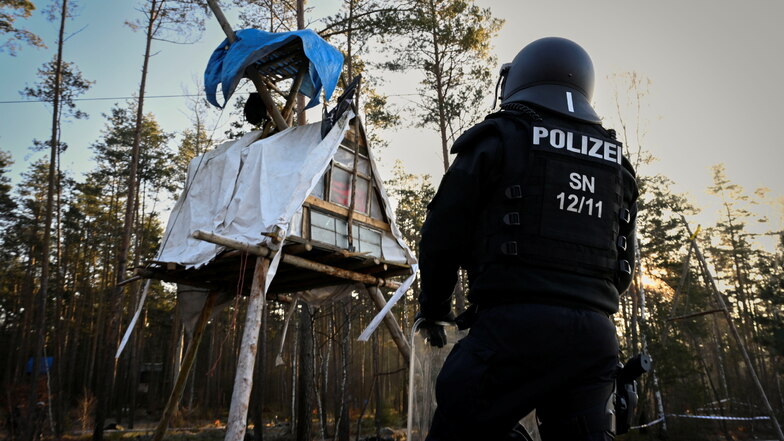 Polizisten räumen im Februar 2023 ein Baumhaus der Initiative "Heibo bleibt".
