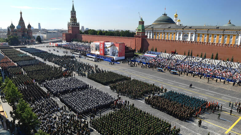 Parade-Formationen stehen auf dem Roten Platz vor Beginn der größten Militärparade der russischen Geschichte.