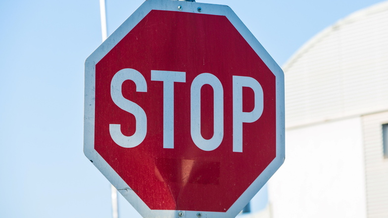 Ein Stoppschild und weitere Verkehrszeichen wurden jetzt in Oßling von einer Baustelle gestohlen.