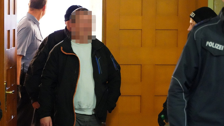 Weil er eine Gerichtsvollzieherin bedrohte, wurde ein Mann aus Rammenau am Dienstag zu einer Haftstrafe verurteilt. Besonders brisant: Der 52-Jährige soll der Reichsbürgerszene angehören.