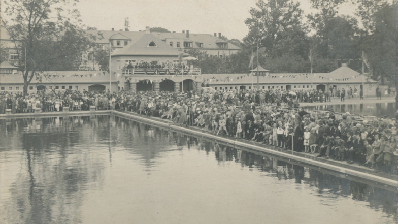 Am 5. August 1928 wird das Freibad in Bischofswerda eröffnet. Schon damals war die heute immer noch begeisterte Schwimmerin Ursula Lehmann dabei.