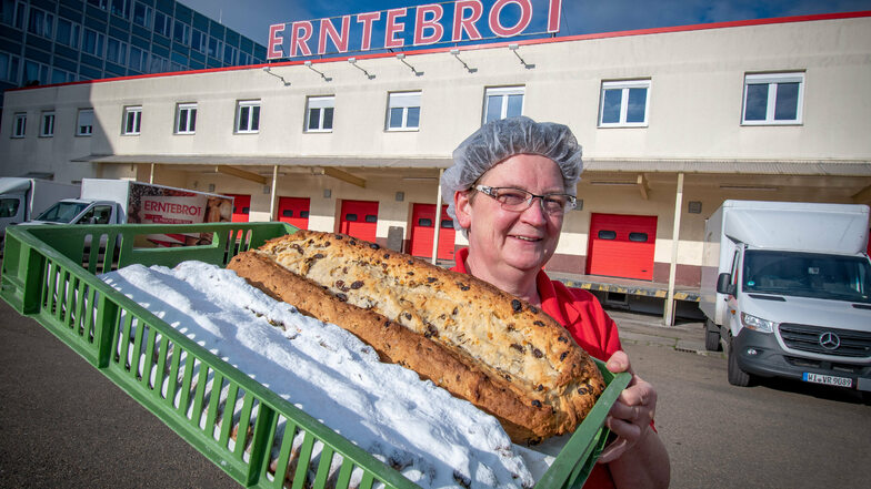 Bäckermeisterin Betina Unglaube zeigt den Rosinenstollen von Erntebrot. Das Weihnachtsgeschäft ist wichtig für Döbelns wirtschaftlich angeschlagene Bäckerei. Der Insolvenzverwalter schaut optimistisch in die Zukunft. Ein Investor will in die Firma ei
