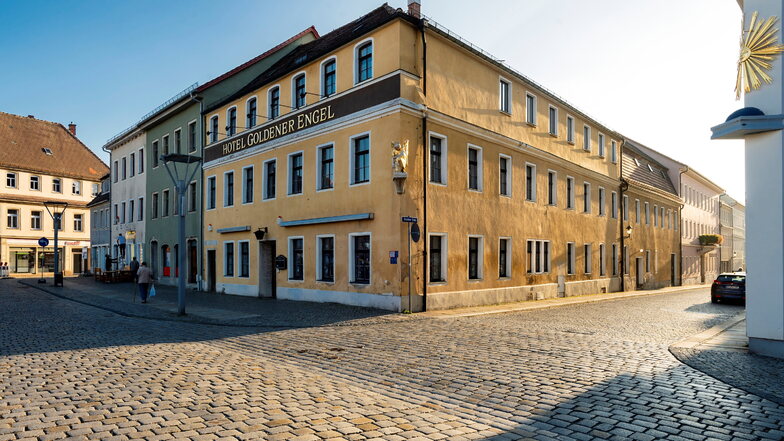Das Hotel "Goldener Engel" am Altmarkt in Bischofswerda steht seit vielen Jahren leer. 2012 sicherte sich die Stadt das denkmalgeschützte Haus für 52.000 Euro bei einer Zwangsversteigerung.