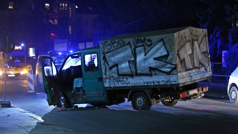 Dieser Kleinlaster blockierte die Industriestraße in Dresden am Donnerstagabend.