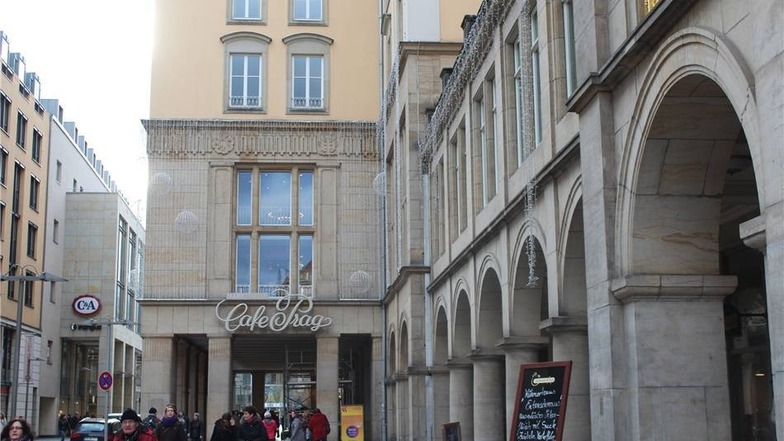 Der klassische Schriftzug Café Prag wurde Ende November wieder an der Fassade angebracht. Das Café Prag wurde 1956 eröffnet und galt in der DDR als eine der ersten Adressen.