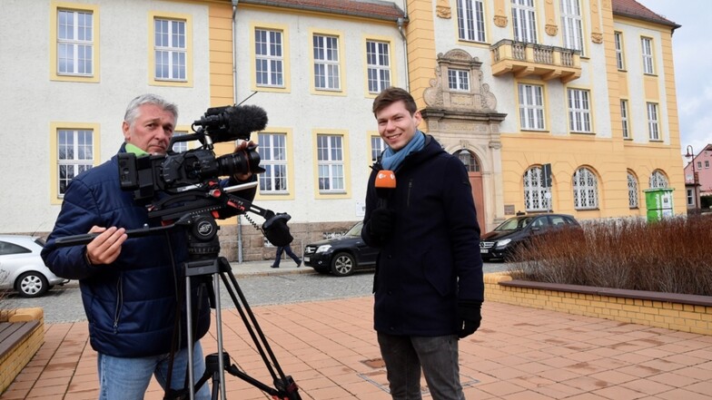 Ein Team vom ZDF war in Weißwasser unterwegs. Hier stehen der Kameramann Bernd  Sehne und Reporter Jan Fritsche vor dem Rathaus.