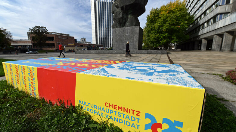 "Chemnitz, Kulturhauptstadt Europas Kandidat 2025" steht auf einer Bank am "Nischel" genannten Karl-Marx-Monument.