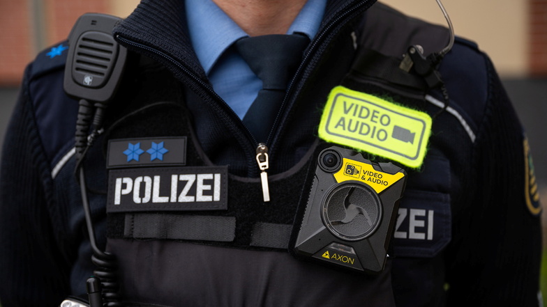 Radlerin greift Polizisten an - Bodycam kommt zum Einsatz