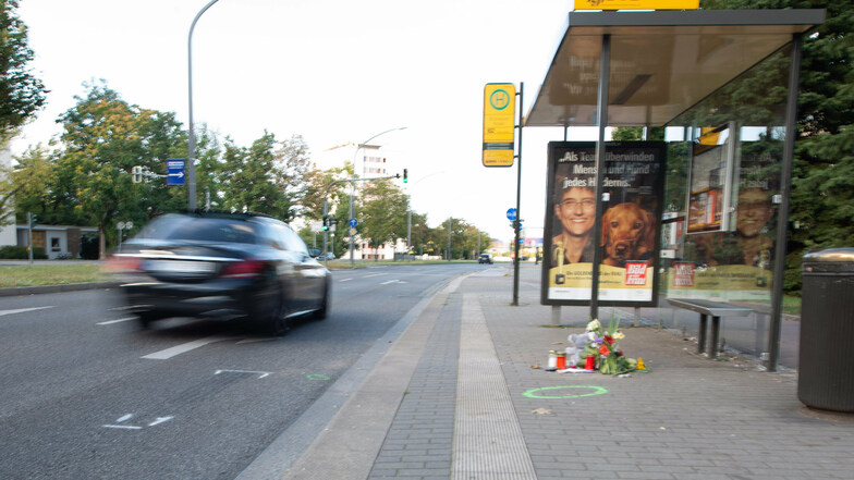 Blumen an der Unfallstelle in der Budapester Straße in Dresden erinnern an den Tod des sechsjährigen Ali. Der Unfallfahrer und ein Bekannter sollen sich dort ein Wettrennen geliefert haben.