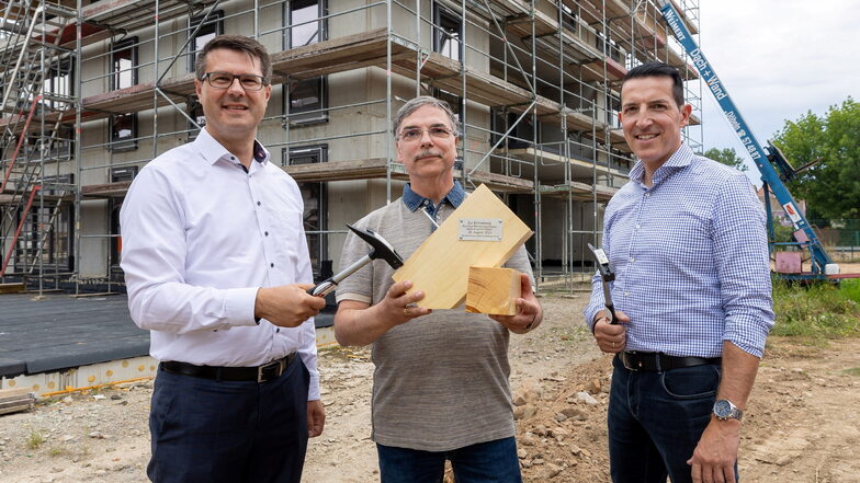 Oberbürgermeister Sven Liebhauser (von links) mit Vorstandschef Uwe Krahl und Sparkassenvorstand Thomas Gogolla beim Richtfest vor einem von vier Häusern, die die Sparkasse im Walduferviertel bauen lässt.