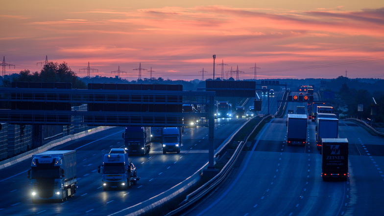 Knapp drei Viertel des gesamten Güterverkehrs in Deutschland werden von Lkws umgeschlagen. Doch die Zahl der Berufsfahrer sinkt seit Jahren, nur 2,6 Prozent sind jünger als 25.
