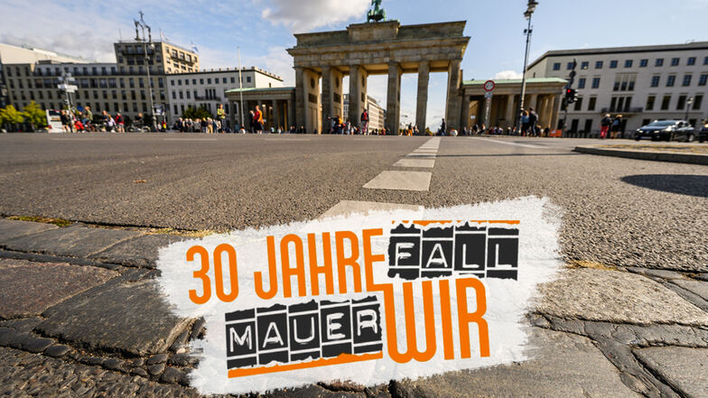 An der Stelle, wo zu DDR-Zeiten die Berliner Mauer stand, sind vor dem Brandenburger Tor Pflastersteine zu sehen, die an die Mauerzeiten erinnern. Noch immer gibt es viele Unterschiede zwischen Ost und West bei Einkommen, Vermögen und mehr.