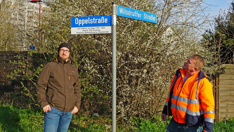 Bauamtsleiter Silvio Messerschmidt (l.) und Bauhofleiter Jens Straube kümmern sich um die Zusatzinfos zu den Straßennamen.