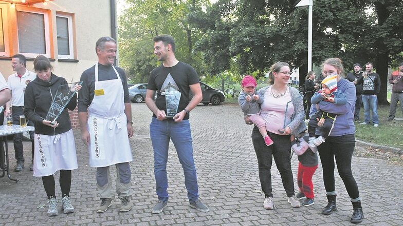 Siegerehrung für die Teams „Klein aber fein“, „Team Bramke“ und „Die Muddis“ (von links), die am Grillcontest vor dem Lindenhof in Bad Muskau teilgenommen haben.