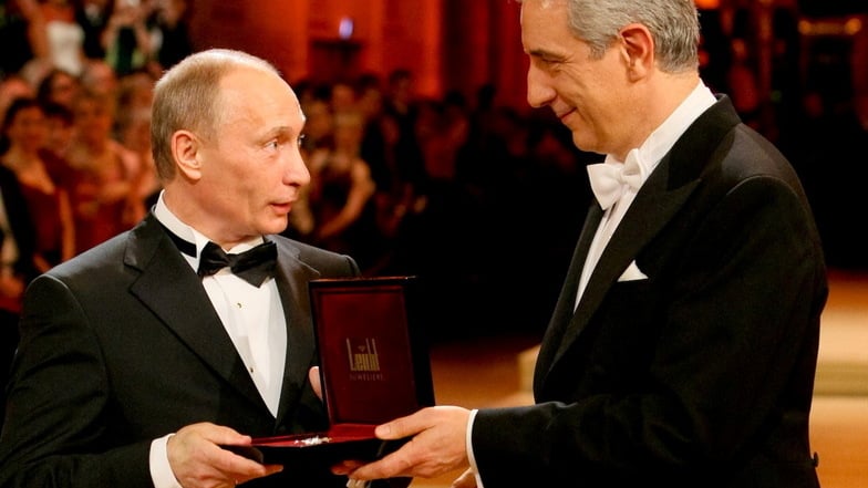 Der russische Ministerpräsident Wladimir Putin (l.) erhielt von Sachsens damaligem Ministerpräsident Stanislaw Tillich beim Semperopernball 2009 in Dresden den "Sächsischen Dankesorden."