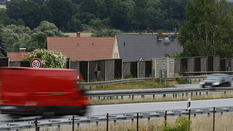 Die Häuser des Schäfereiwegs in Ludwigsdorf liegen direkt an der Autobahn. Aber auch die Anwohner weiter weg hören oft, wie viel gerade auf der A4 los ist.