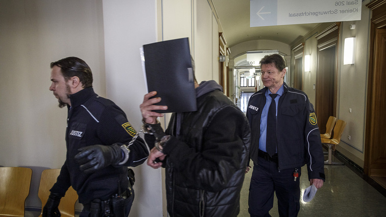 Das Landgericht Görlitz am Mittwochvormittag: Der angeklagte Syrer wird aus der Untersuchungshaft in den Verhandlungssal gebracht.
