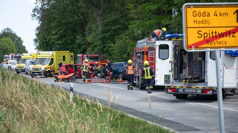 Zahlreiche Rettungskräfte waren am Dienstag auf der S111 bei Spittwitz im Einsatz, nachdem dort zwei Autos kollidiert waren.