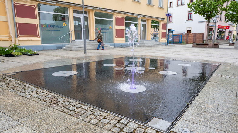 Der Springbrunnen auf der Ernst-Thälmann-Straße wurde vor einem Jahr eingeweiht. Er soll die Straße attraktiver machen. Darum kämpfte auch der Zentrumsverein reichlich zehn Jahre.