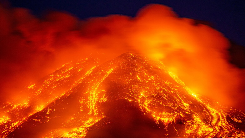 Lava sprudelt aus dem Vulkan Ätna. Die Behörden beobachteten die Aktivität des Vulkans weiter, die Lage sei aber unter Kontrolle.