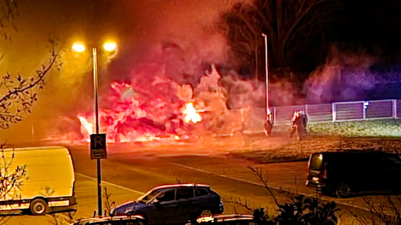 Gewaltige Flammen- und Rauchentwicklung erfasst die betroffenen zwei Fahrzeuge auf der Festwiese in Kötzschenbroda.