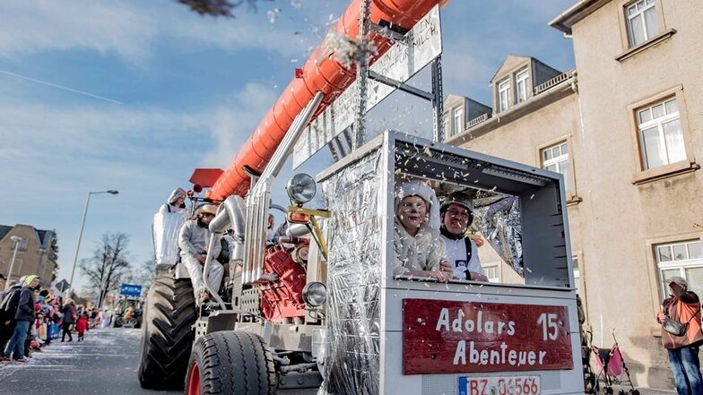 Zum 35. Mal lockte der Königsbrücker Faschingsumzug tausende Besucher an. Auf insgesamt 35 Schaubildern zeigten die Akteure, warum sie die fünfte Jahreszeit lieben - begleitet vom Königsbrücker Karnevals-Schlachtruf "Tschako Hopp!"