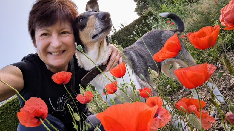 Anke Moose, lachend mit Hund. Jetzt hat sie den Kampf gegen den Krebs verloren.