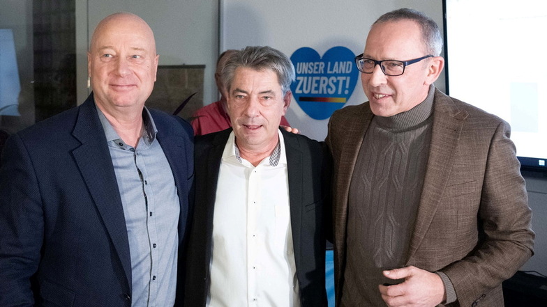Der parteilose künftige Pirnaer Oberbürgermeister Tim Lochner (Mitte), umgeben von AfD-Landeschef Jörg Urban (r.) und Generalsekretär Jan Zwerg.