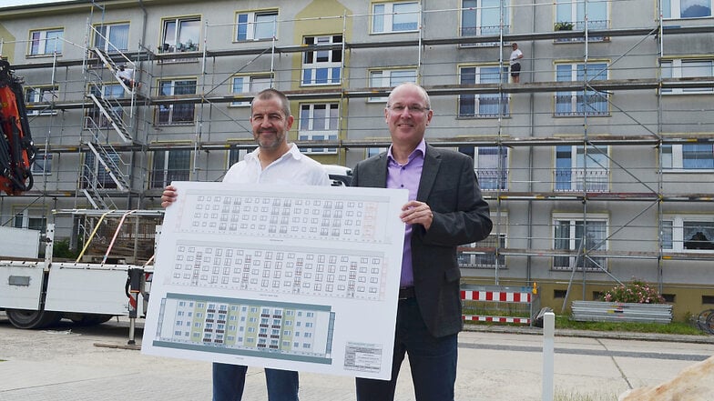 WH-Geschäftsführer Steffen Markgraf (r.) und Dirk Ritscher, der Teamleiter Vermietungsmanagement beim Großvermieter, zeigen, wie der Wohnblock nach der Sanierung aussehen soll.
