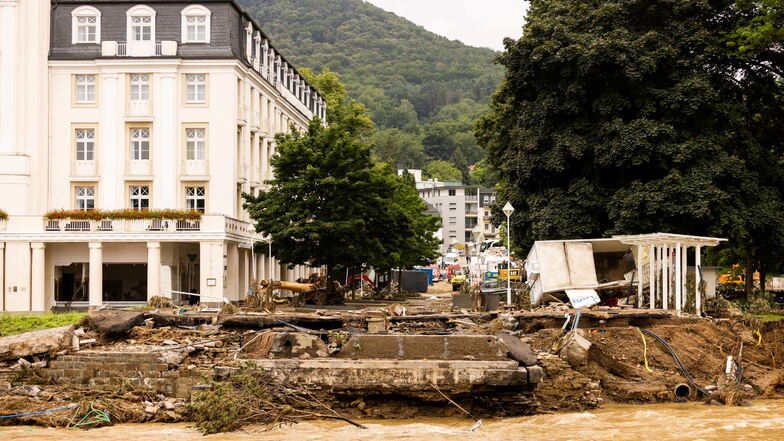 Hier ist nicht an Urlaub zu denken: Ein abgerissener Brückenkopf vor dem Hotel Steigenberger in Bad Neuenahr.