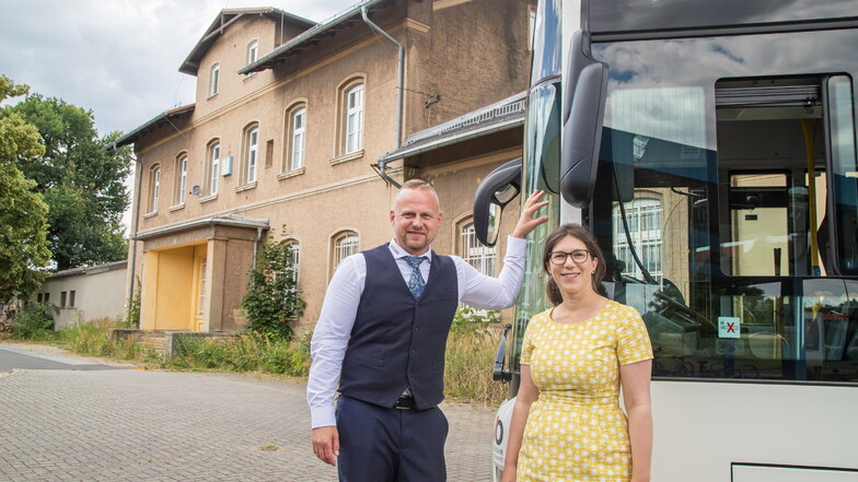 Busunternehmer Knut Gräbedünkel und Nieskys Oberbürgermeisterin Kathrin Uhlemann haben mit dem Bahnhofsgebäude in der Stadt viel vor.