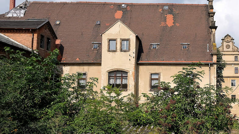 Blick von der B 6 auf das Schloss Gauernitz. Ein Tag vor dem Rundgang klaffte noch ein großes Loch im Dach, was nicht durch eine Plane abgedeckt war.