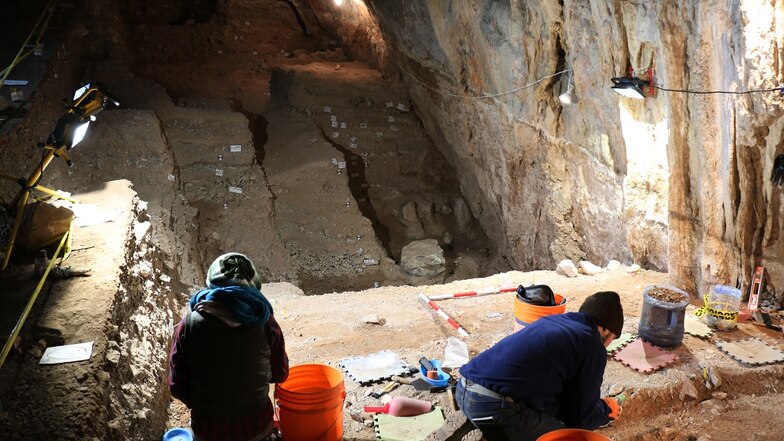 Archäologen in einer Höhle im zentralmexikanischen Bundesstaat Zacatacas suchen nach neuen Spuren.