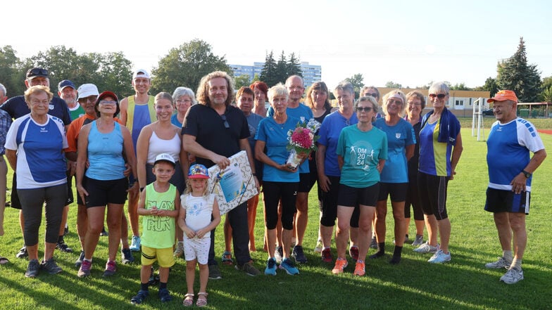 Weißwassers OB Torsten Pötzsch (Mi.) beglückwünschte im Stadion der Kraftwerker die erfolgreiche Seniorensportlerin Sigrid Böse von der LG Neiße, das ist eine Startgemeinschaft der Leichtathletikvereine des Landkreises Görlitz.