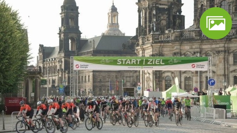 Start der Fahrrad-Kette-Tour beim diesjährigen SZ-Fahrradfest auf dem Dresdner Theaterplatz.