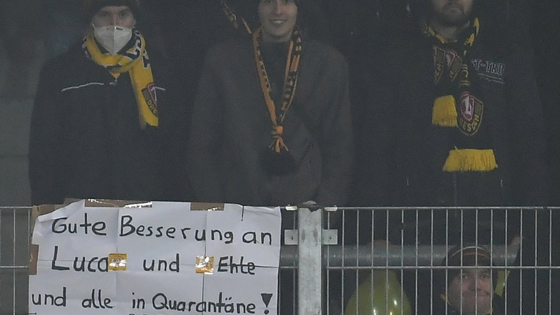 Beim Auswärtsspiel in Regensburg grüßten Dynamo-Fans die beiden Quarantäne-Spieler.
