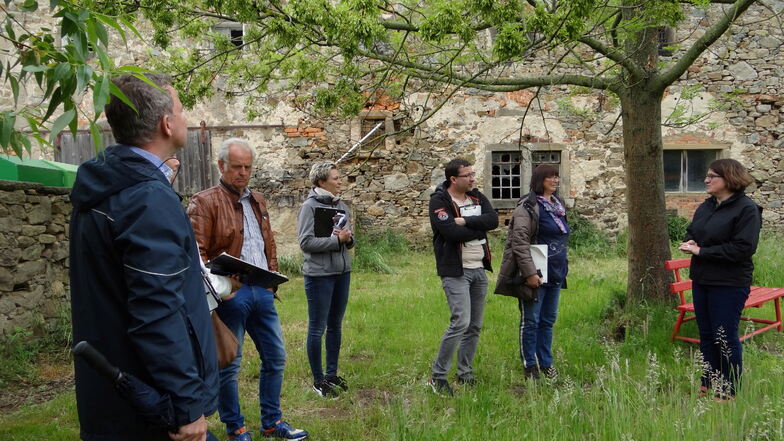 Isabell Schneider vom Naturschutzzentrum Neukirch erklärte den Mitgliedern der Jury vom Wettbewerb "Unser Dorf hat Zukunft" die neu angelegte Schmetterlingswiese in Rothnaußlitz.