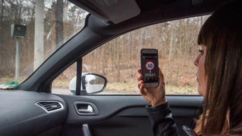 Die Nutzung einer Blitzer-App beim Autofahren ist nach einem Urteil des Oberlandesgerichts Karlsruhe auch dann verboten, wenn ein Beifahrer die App auf ihrem Handy laufen hat.