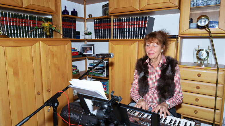 Renate Zimmermann lernt seit drei Jahren Keyboard an der Musikschule am Fischmarkt.