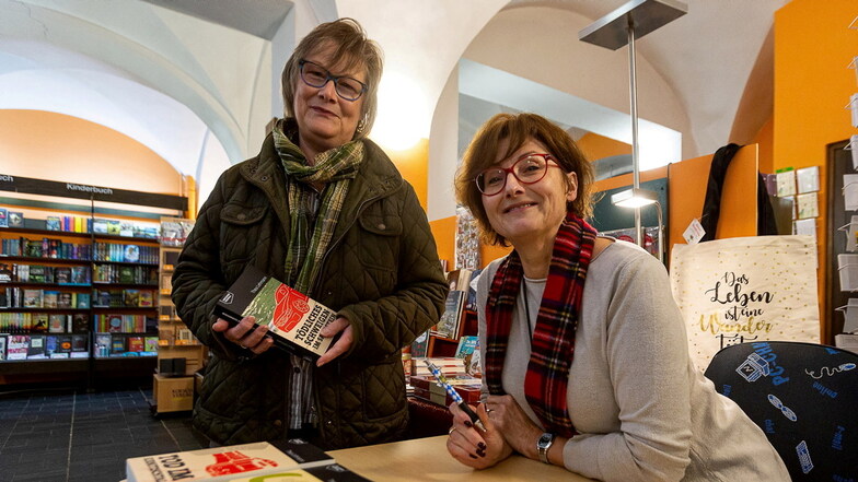 Thea Lehmann signiert gern ihre Bücher, so wie hier in Sebnitz das von Birgit Miersch.