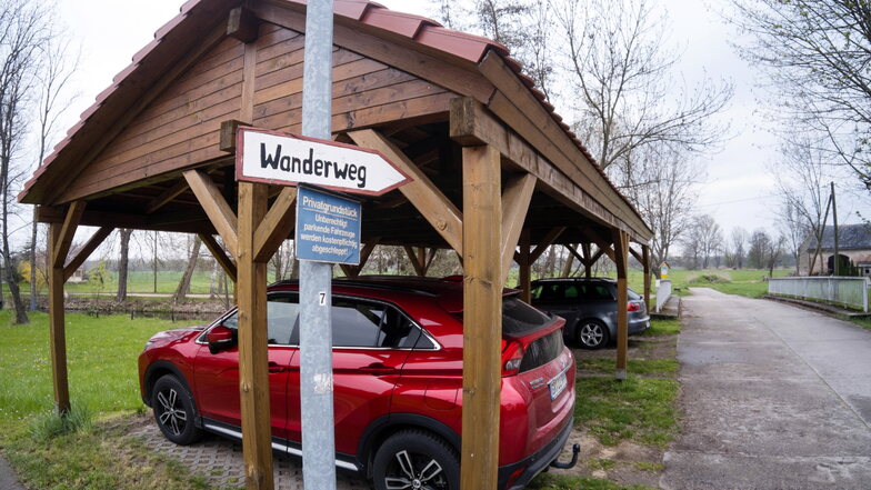 Direkt am Ludwigsdorfer Wanderweg befindet sich ein privater Carport. Häufig stehen dort aber Autos drin, die dort nicht parken dürfen.