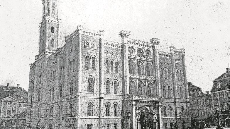 Das neue Zittauer Rathaus mit dem Markt in einer zeitgenössischen Darstellung um 1850. Am oberen Gebäudeabschluss sind Zinnen zu erkennen, in denen sich die Schornsteine verborgen haben sollen.