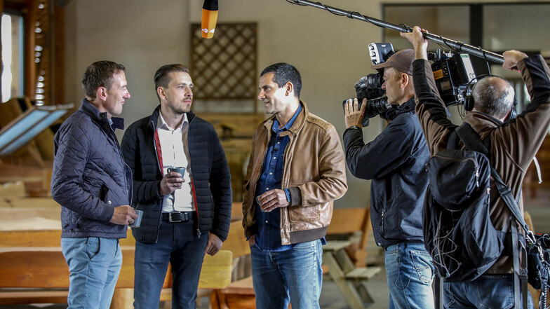Für die Dreharbeiten besucht Mitri Sirin (Mitte) die beiden Chefs der deutsch-polnischen Firma Mega-Holz, Lars Höger (l.) und Radek Spychalski.