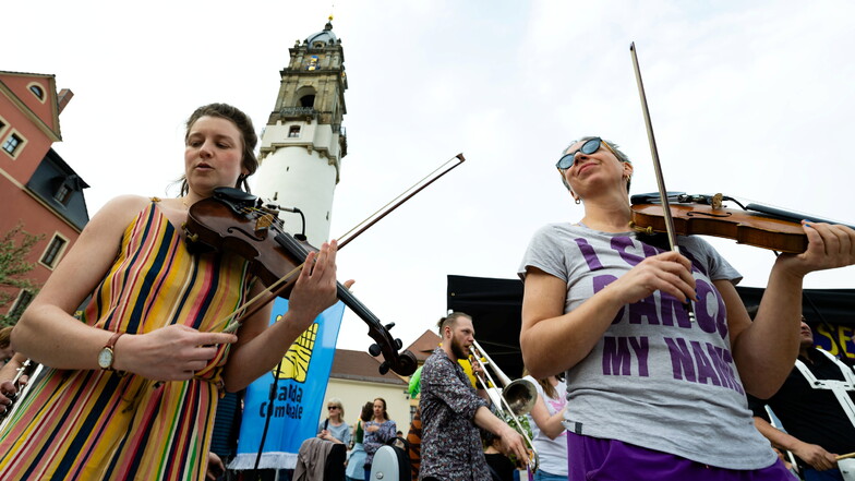 Etwa 300 Menschen kamen zum Auftakt von Happy Monday in Bautzen, unter anderem mit Banda Comunale.