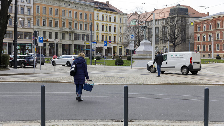 An die neue Verkehrsführung auf dem Postplatz müssen sich Fußgänger und Kraftfahrer immer noch gewöhnen.