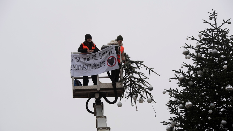 Protestler der "Letzten Generation" haben dem Tannenbaum auf dem Pariser Platz am Brandenburger Tor die Spitze abgesägt.