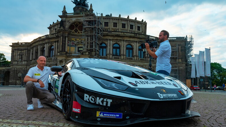 Flach, schnell und bunt: Jens Feucht, der Chef des Dresdner Teams T3, präsentiert den Lamborghini
Huracan Evo GT3 vor der barocken Kulisse der
Semperoper.