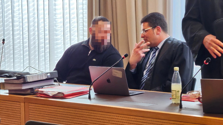 Ammar R. (l.), hier mit seinem Verteidiger Christian Schößling, steht wieder vor dem Landgericht Dresden. Nun soll er auch vom Gefängnis in Torgaus aus gedealt haben.